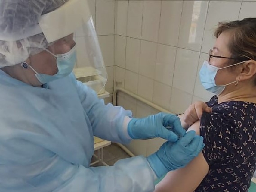 Почти 6 тысяч работников образовательных организаций Забайкалья прошли вакцинацию от коронавируса 